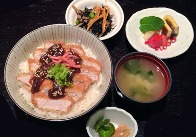 Cotoletta di suino  e salsa di miso  su una ciotola di riso