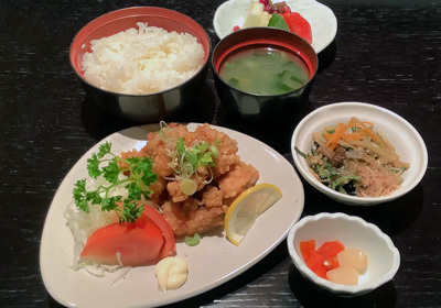 Pollo fritto alla giapponese con salsa di ponzu