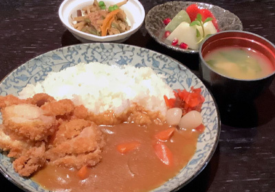 Curry alla giapponese  con cotoletta di pollo  su riso