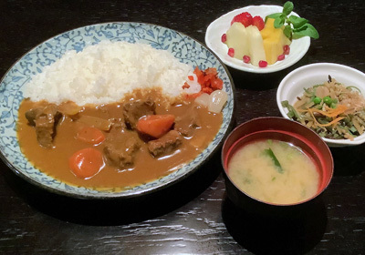 Curry alla giapponese  con manzo e verdura  su riso  