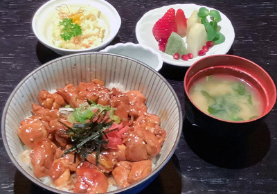 Pollo alla griglia  con salsa teriyaki su una ciotola di riso