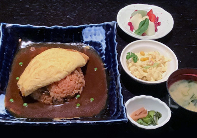 Omulette di riso saltato  con pollo e verdura  salsa ketchup