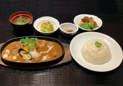 romahamasei,Curry alla giapponese  con manzo e verdura  sulla piastra