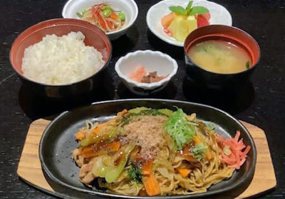 romahamasei,Spaghetti saltati  alla giapponese con suino  e verdure varie sulla piastra