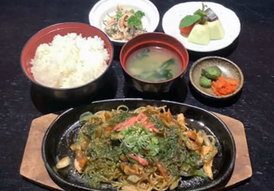 romahamasei,Spaghetti saltati  alla giapponese  con pollo e verdura  sulla piastra