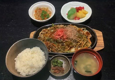 romahamasei,Spaghetti saltati  alla giapponese  con suino e verdure  sulla piastra.