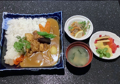 Curry alla giapponese con pollo e verdura su riso