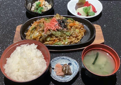 romahamasei,Spaghetti saltati  alla giapponese  con suino e verdure  sulla piastra 