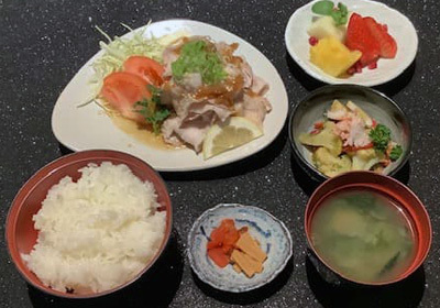 romahamasei,Fettine di suino  (leggermente lessato ) e verdure con salsa di ponzu  
