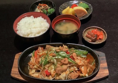 romahamasei,Stamina! Buta yakiniku Lunch Fettine di suino e verdure varie  (in padella) con salsa speciale sulla piastra.