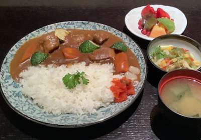 romahamasei,Curry alla giapponese  con manzo e verdure su riso.
