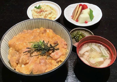 romahamasei,Fetta di pollo, cipolla e uova (leggermente cotto)  con salsa speciale su riso 