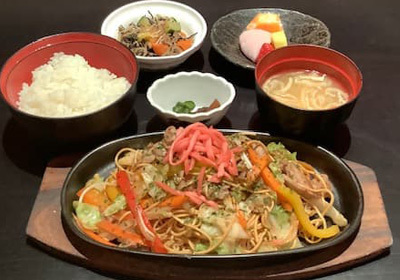 romahamasei,Spaghetti saltati alla giapponese con suino e verdure  sulla piastra