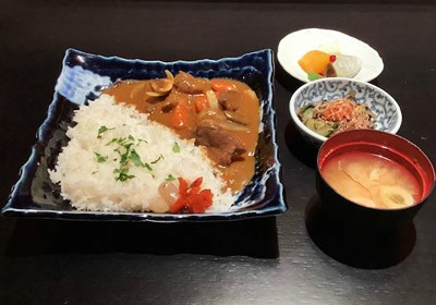 romahamasei,Curry alla giapponese  con manzo e verdure su riso